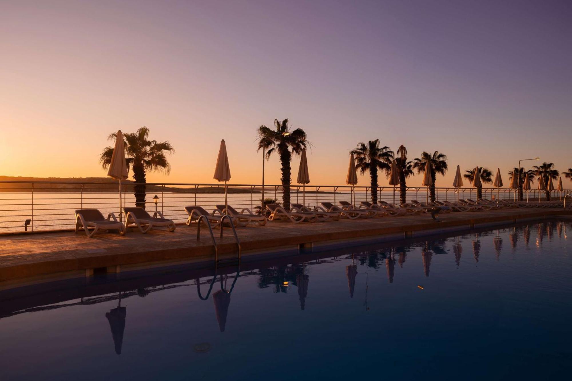 Doubletree By Hilton Malta Hotel Сейнт Полс Бей Екстериор снимка